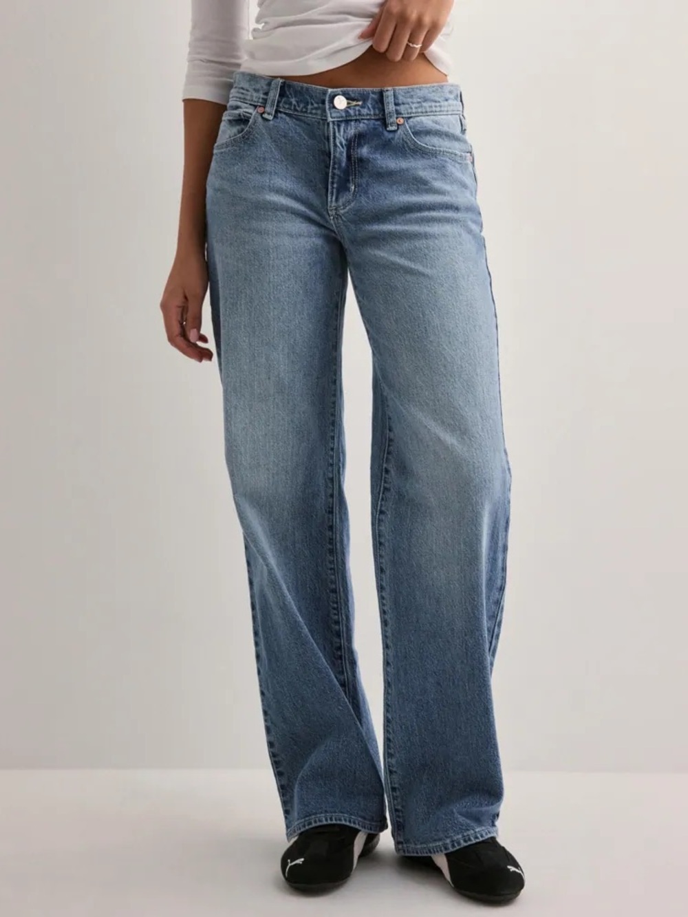 ABRAND JEANS 99’ Low Wide Leg Women’s Jeans in Light Blue Low Rise Size 25